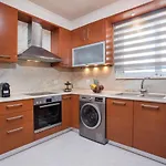 Christina's House Apartman *